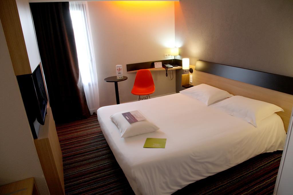 Kyriad Tours Sud - Chambray Les Tours Bagian luar foto