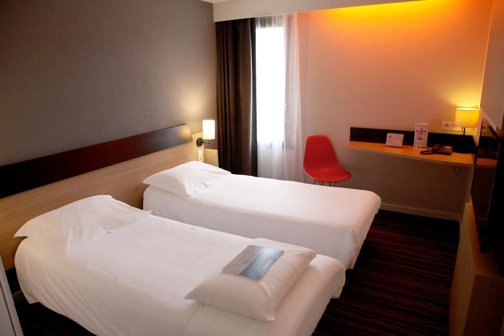 Kyriad Tours Sud - Chambray Les Tours Bagian luar foto