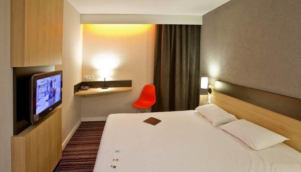 Kyriad Tours Sud - Chambray Les Tours Bagian luar foto